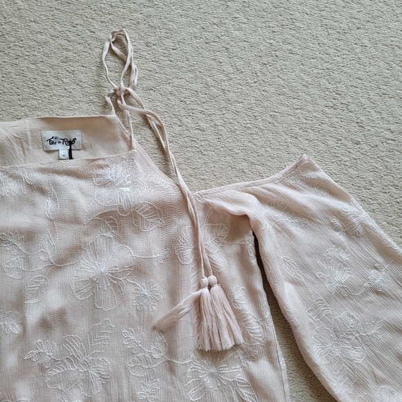 FREE THE ROSES Embroidered Floral Cutout Cold Shoulder Long Sleeve Tassel Top - Picture 4 of 12
